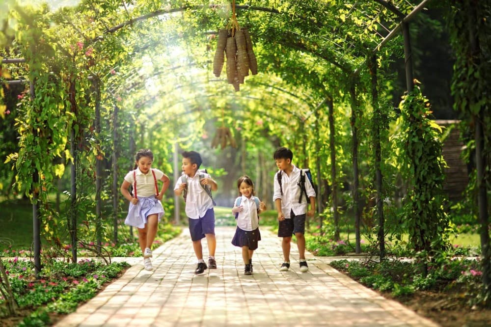 Trẻ em đi học ở Ecopark